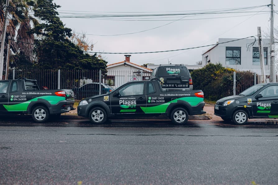 Flota propia de 19 móviles de Plagas UY — empresa especializada en control de plagas en Uruguay